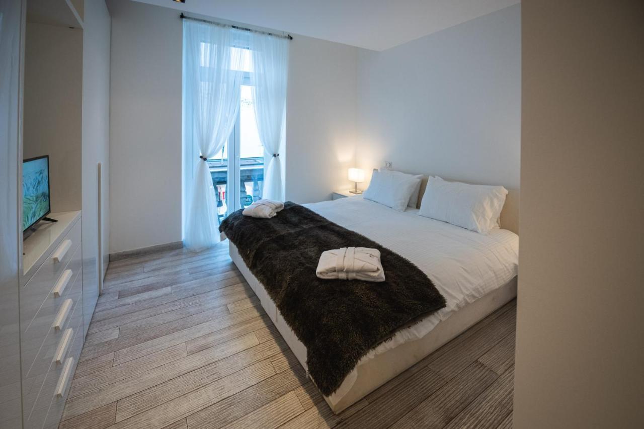 V Apartment *