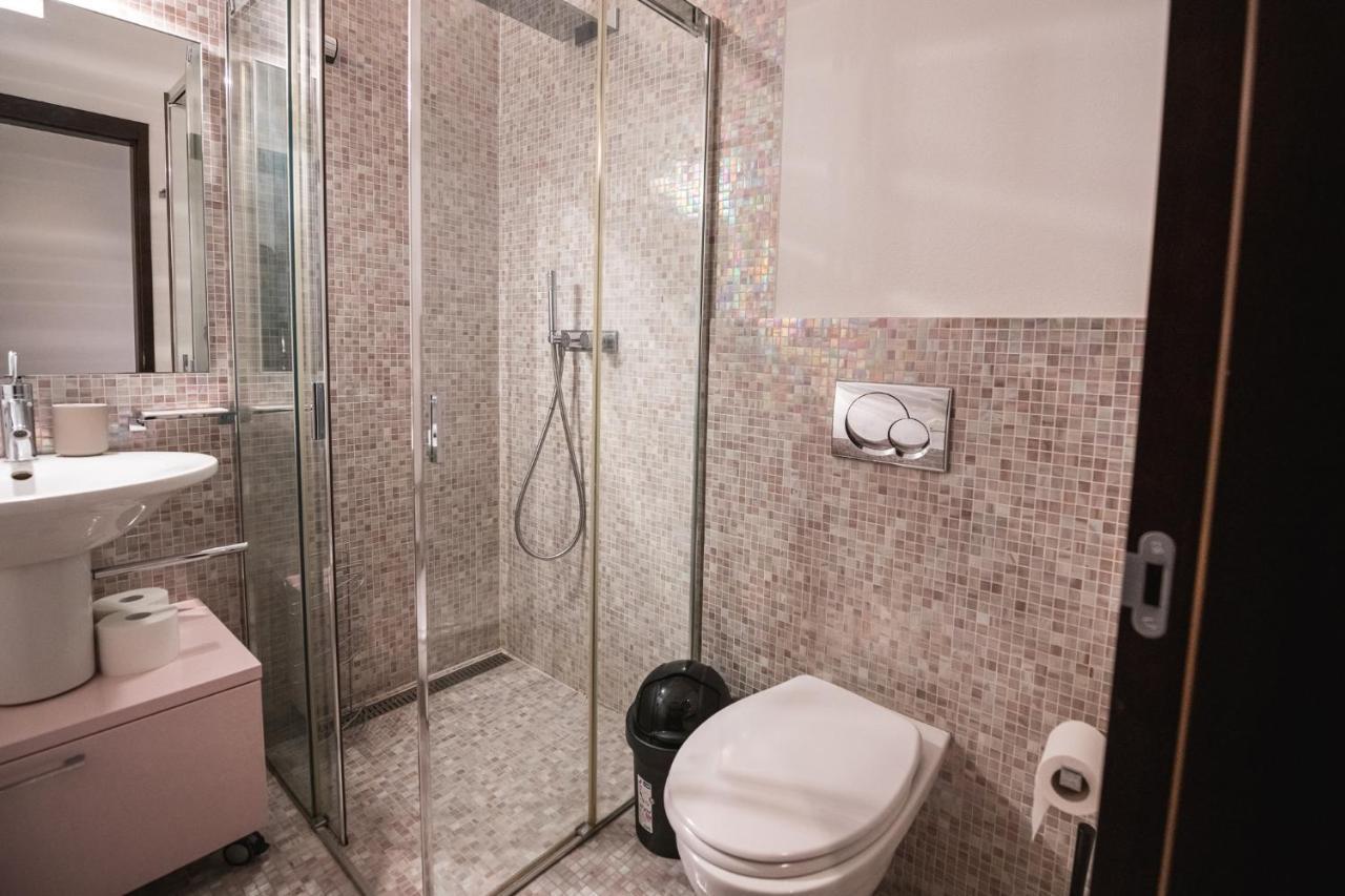 Apartment V