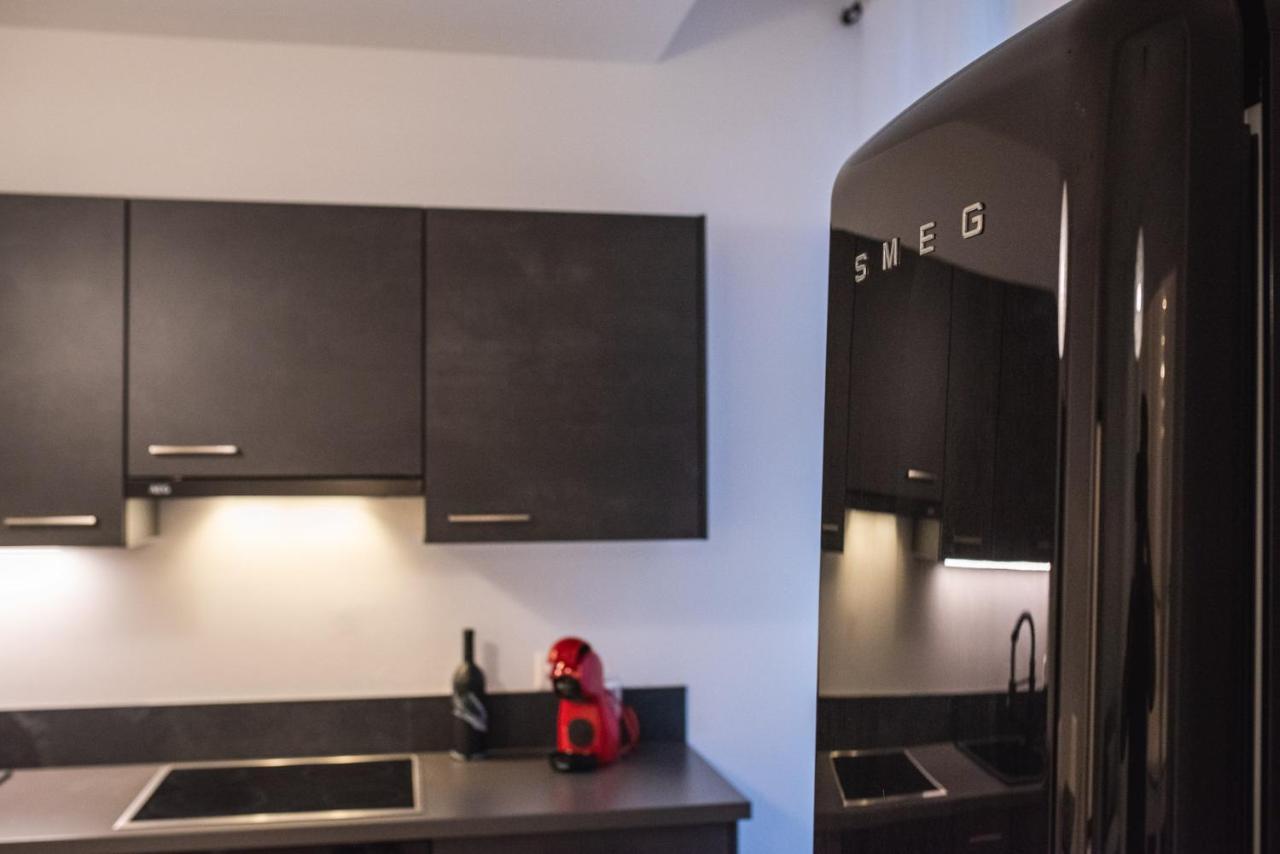 V Apartment *