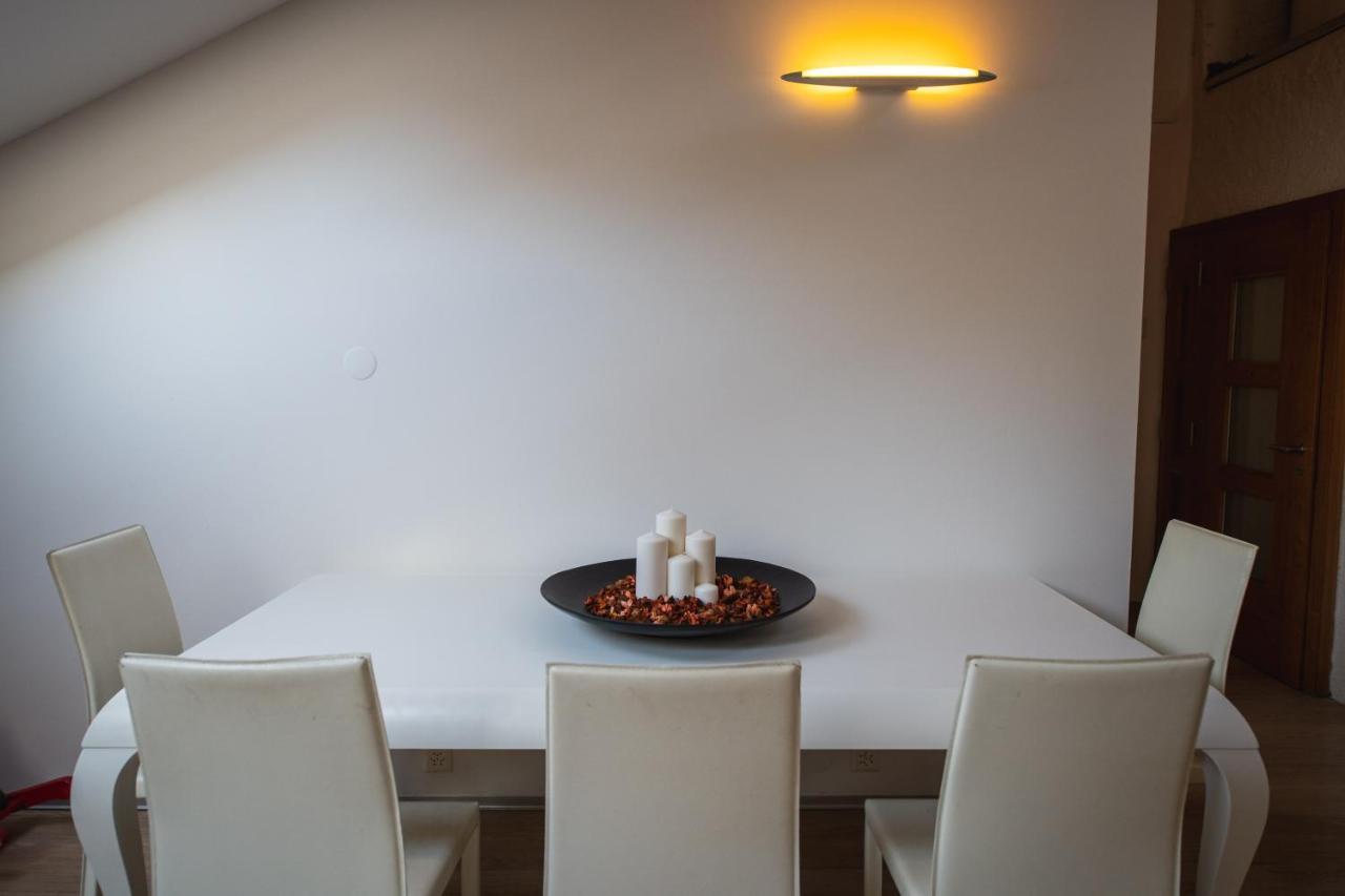 V Apartment *