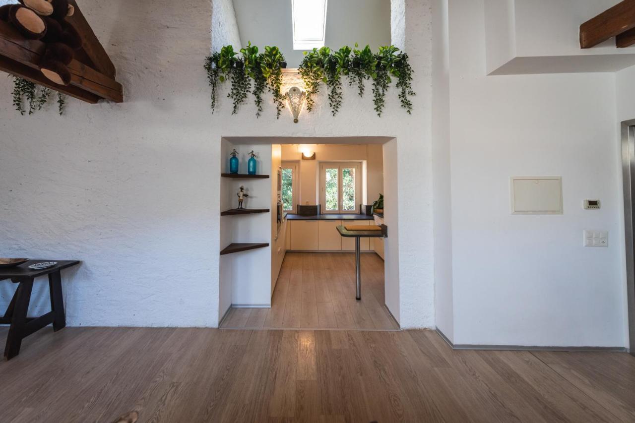V Apartment *