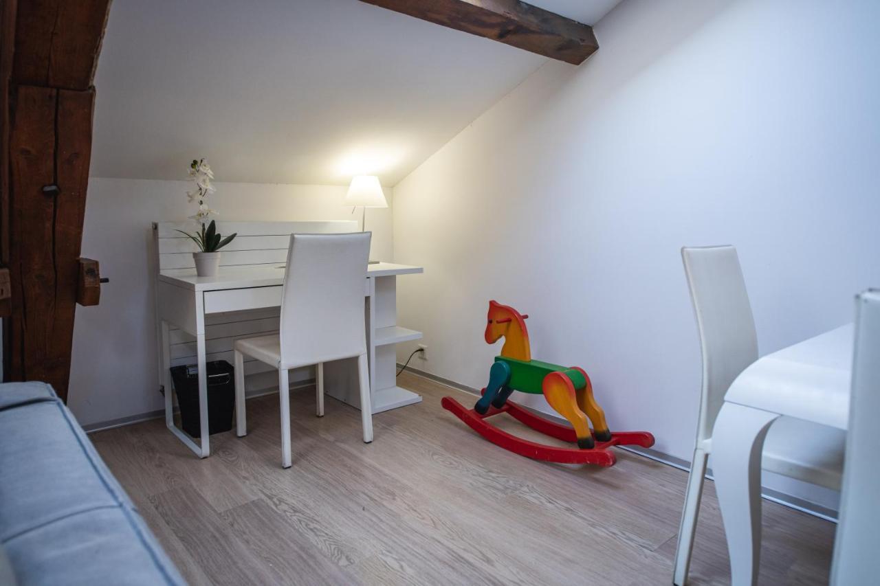 Apartment V